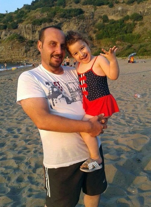 3 YAŞINDAKİ EFSAGÜL TERZİ'DEN GERİYE AİLESİ İLE ÇEKTİRDİĞİ FOTOĞRAFLAR KALDI. (SERTAÇ ÖZDEMİR/ZONGULDAK-İHA)