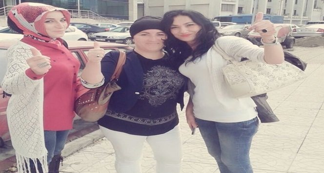 ALDATILIP İNTİKAM ALDILAR, ADLİYE ÖNÜNDE ‘ZAFER POZU’ VERDİLER