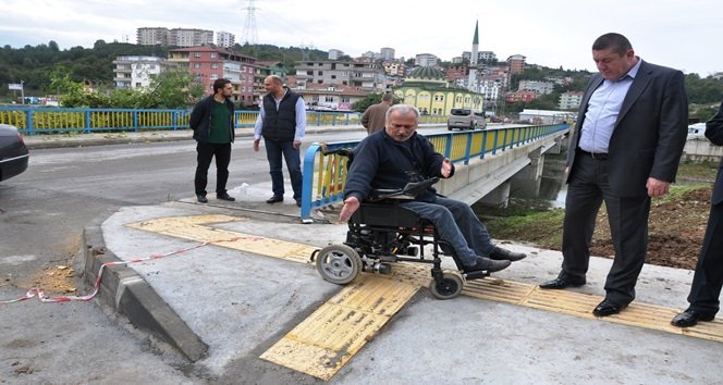 ALAPLI’DA KALDIRIMLAR GÖRME ENGELLİLER İÇİN DÜZENLENİYOR