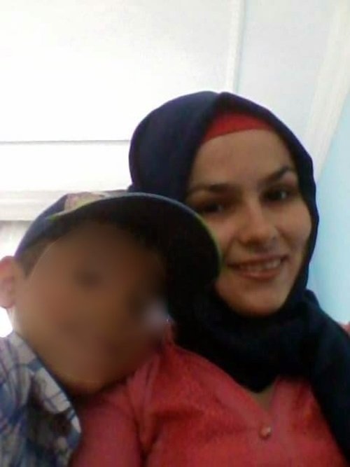 ZONGULDAK'IN ÇAYCUMA İLÇESİNDE UZUN SÜREDİR EŞİNDEN ŞİDDET GÖREN 27 YAŞINDAKİ İKİ ÇOCUK ANNESİ SELMA İNAM, KOCASI ÖZDEN İNAM TARAFINDAN ÇOCUĞUNUN GÖZLERİ ÖNÜNDE 33 YERİNDEN BIÇAKLANARAK ÖLDÜRÜLDÜ. (MURAT KÜÇÜK/ZONGULDAK-İHA)