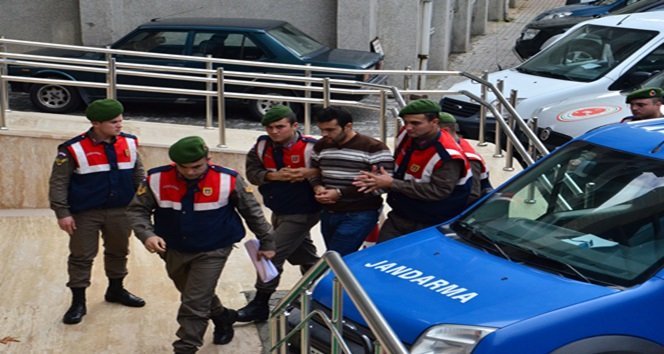 EŞİNİ BIÇAKLAYARAK ÖLDÜREN KOCA ADLİYEYE ÇIKARTILDI