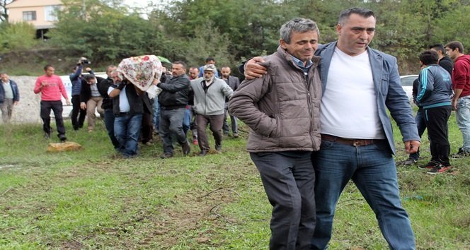 BABA SADULLAH AYTEKİN'İ (SOLDAKİ), YAKINLARI TESELLİ ETTİ. (MURAT KÜÇÜK - UFUK DURAK/ZONGULDAK-İHA)