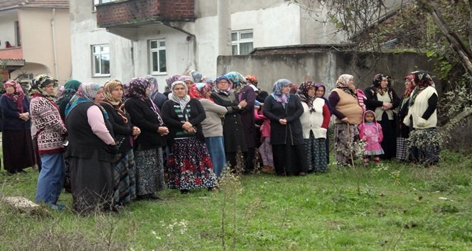 ÖLEN SELMA İNAM'IN KADIN YAKINLARI CENAZEYİ UZAKTAN İZLEDİ. (MURAT KÜÇÜK - UFUK DURAK/ZONGULDAK-İHA)