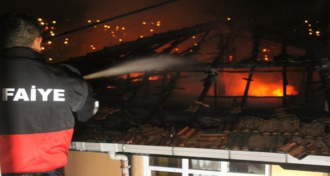 İTFAİYE EKİPLERİ YANGINA MÜDAHALE ETTİ. (MURAT KÜÇÜK - UFUK DURAK/ZONGULDAK-İHA)