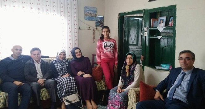 OKUL MÜDÜRÜ ÖĞRENCİLERİNİN BAŞARISI İÇİN ÇALIŞIYOR