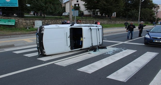 KALDIRIMA ÇARPAN OTOMOBİL TAKLA ATTI