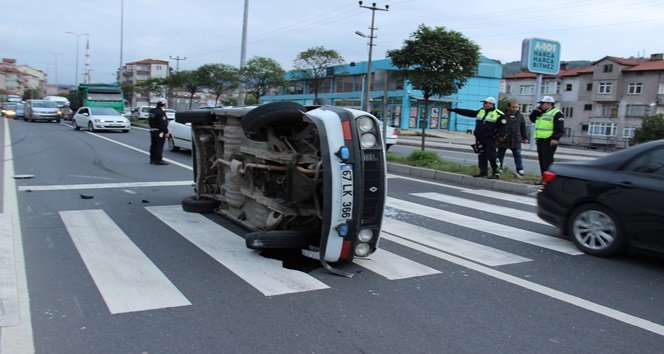 ZONGULDAK’IN EREĞLİ İLÇESİNDE KALDIRIMA ÇARPAN OTOMOBİL TAKLA ATTI. SÜRÜCÜ KAZAYI HAFİF YARALI OLARAK ATLATTI. (VEDAT KILIÇ/ZONGULDAK-İHA)
