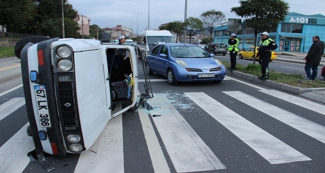 ZONGULDAK’IN EREĞLİ İLÇESİNDE KALDIRIMA ÇARPAN OTOMOBİL TAKLA ATTI. SÜRÜCÜ KAZAYI HAFİF YARALI OLARAK ATLATTI. (VEDAT KILIÇ/ZONGULDAK-İHA)