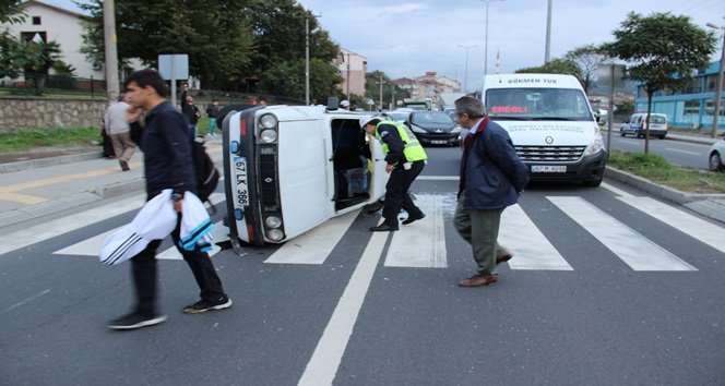 ZONGULDAK’IN EREĞLİ İLÇESİNDE KALDIRIMA ÇARPAN OTOMOBİL TAKLA ATTI. SÜRÜCÜ KAZAYI HAFİF YARALI OLARAK ATLATTI. (VEDAT KILIÇ/ZONGULDAK-İHA)