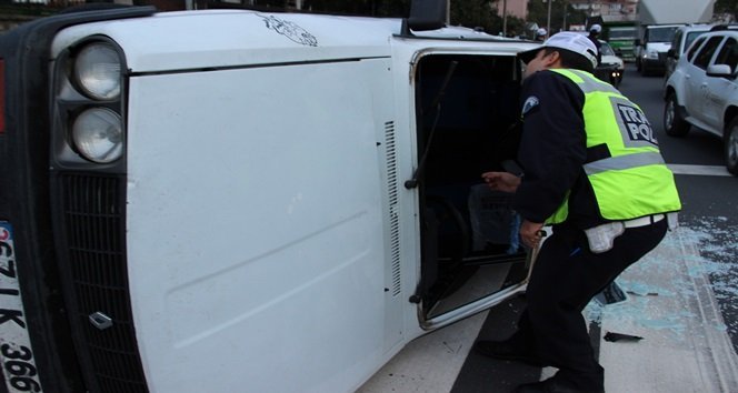 ZONGULDAK’IN EREĞLİ İLÇESİNDE KALDIRIMA ÇARPAN OTOMOBİL TAKLA ATTI. SÜRÜCÜ KAZAYI HAFİF YARALI OLARAK ATLATTI. (VEDAT KILIÇ/ZONGULDAK-İHA)