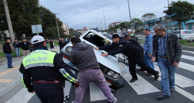 ZONGULDAK’IN EREĞLİ İLÇESİNDE KALDIRIMA ÇARPAN OTOMOBİL TAKLA ATTI. SÜRÜCÜ KAZAYI HAFİF YARALI OLARAK ATLATTI. (VEDAT KILIÇ/ZONGULDAK-İHA)