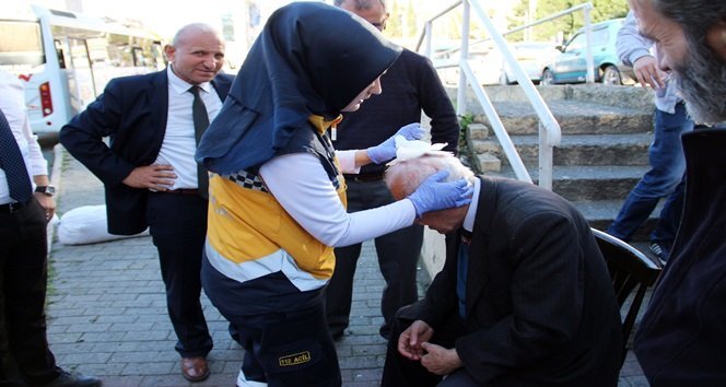 MERDİVENLERDEN DÜŞEREK BAŞINDAN YARALANAN HASAN DEMİRAY'A SAĞLIK EKİPLERİ MÜDAHALE ETTİ. (VEDAT KILIÇ/ZONGULDAK-İHA)