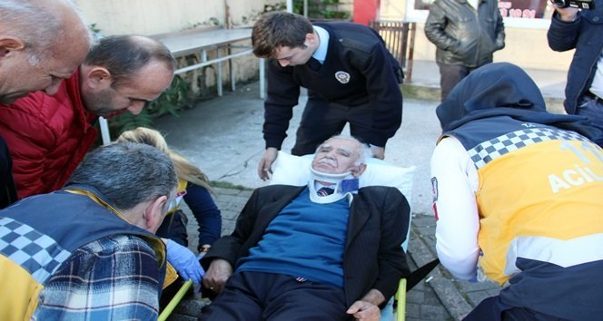 TERMİNALİN MERDİVENLERİNDEN DÜŞEREK YARALANAN HASAN DEMİRAY AMBULANS İLE HASTANEYE KALDIRILDI. (VEDAT KILIÇ/ZONGULDAK-İHA)