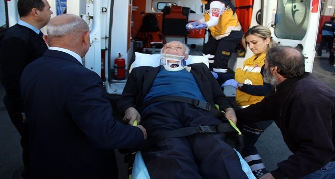KDZ. EREĞLİ'DE 82 YAŞINDAKİ HASAN DEMİRAY TERMİNALİN MERDİVENLERİNDEN DÜŞÜP YARALANDI. (VEDAT KILIÇ/ZONGULDAK-İHA)