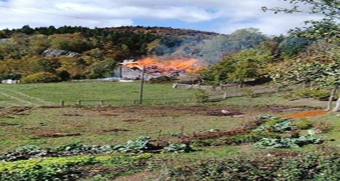 AHŞAP EV YANGINDA KÜLE DÖNDÜ