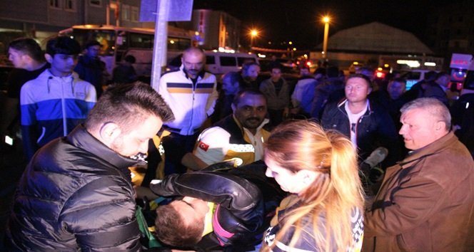 ZONGULDAK’IN EREĞLİ İLÇESİNDE MOTOSİKLET OTOMOBİLE ÇARPMASI SONUCU MEYDANA GELEN KAZADA 2 KİŞİ YARALANDI. (VEDAT KILIÇ/ZONGULDAK-İHA)