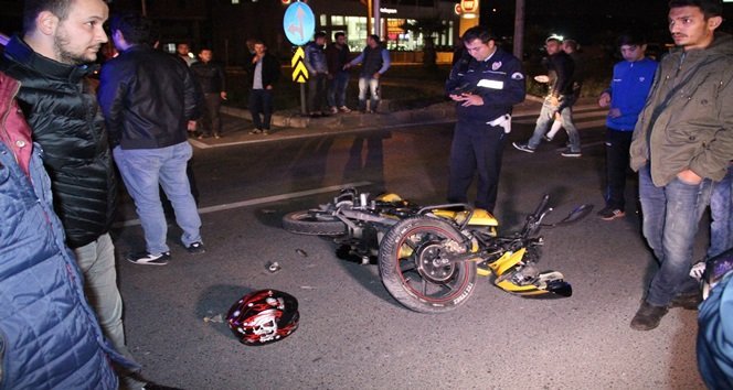 MOTOSİKLET OTOMOBİLE ÇARPTI: 2 YARALI