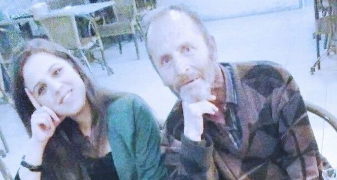 Sevdiği kızın kucağında öldü