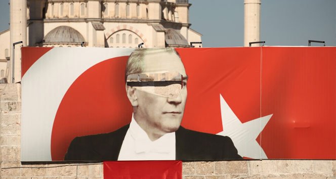 Atatürk posterine çirkin saldırı!