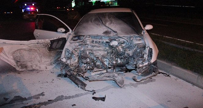 ELEKTRİK DİREĞİNE ÇARPAN OTOMOBİL HURDAYA DÖNDÜ