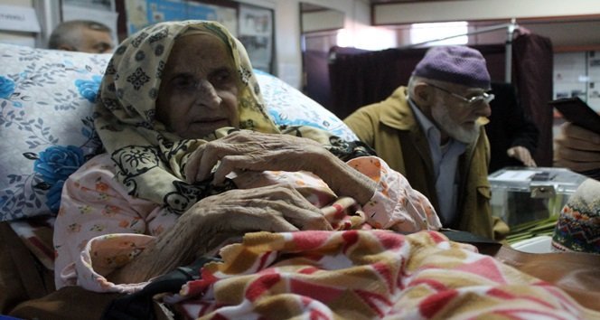92 YAŞINDAKİ KADIN AMBULANSLA OY KULLANMAYA GÖTÜRÜLDÜ OY KULLANMAYA GÖTÜRÜLEN KADIN, KORKARAK "NEREYE GETİRDİNİZ BENİ" DİYE SORDU