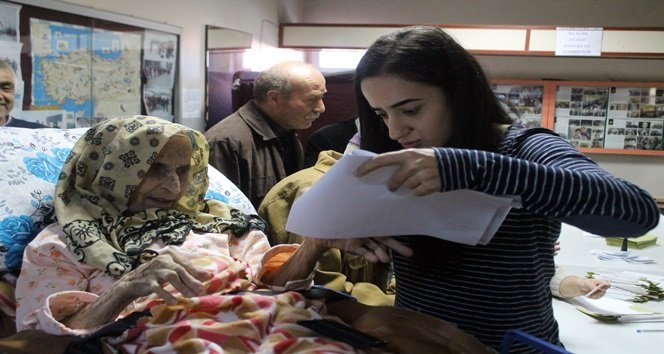 ZONGULDAK’TA, 92 YAŞINDAKİ KADIN, AMBULANSLA OY KULLANMAYA GÖTÜRÜLDÜ. GÖREVLİLERİN YARDIMIYLA OY KULLANMAYA GÖTÜRÜLEN  KADININ OYUNU 91 YAŞINDAKİ EŞİ KULLANDI. (MURAT KÜÇÜK - UFUK DURAK/ZONGULDAK-İHA)
