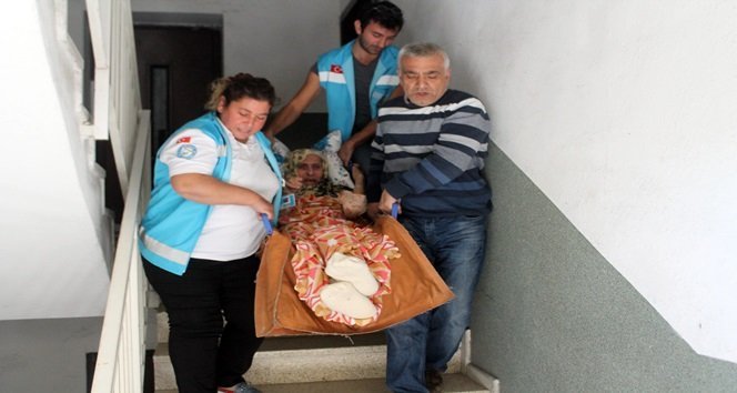 ZONGULDAK’TA, 92 YAŞINDAKİ KADIN, AMBULANSLA OY KULLANMAYA GÖTÜRÜLDÜ. GÖREVLİLERİN YARDIMIYLA OY KULLANMAYA GÖTÜRÜLEN  KADININ OYUNU 91 YAŞINDAKİ EŞİ KULLANDI. (MURAT KÜÇÜK - UFUK DURAK/ZONGULDAK-İHA)