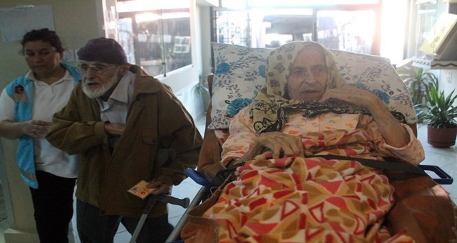 ZONGULDAK’TA, 92 YAŞINDAKİ KADIN, AMBULANSLA OY KULLANMAYA GÖTÜRÜLDÜ. GÖREVLİLERİN YARDIMIYLA OY KULLANMAYA GÖTÜRÜLEN  KADININ OYUNU 91 YAŞINDAKİ EŞİ KULLANDI. (MURAT KÜÇÜK - UFUK DURAK/ZONGULDAK-İHA)