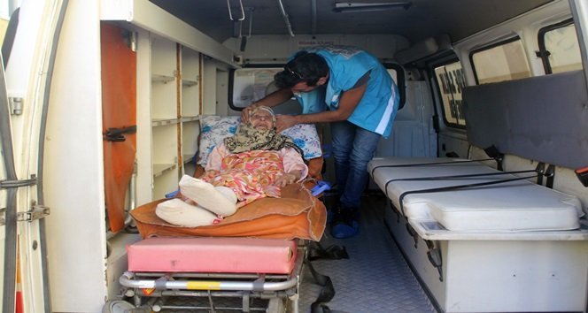 ZONGULDAK’TA, 92 YAŞINDAKİ KADIN, AMBULANSLA OY KULLANMAYA GÖTÜRÜLDÜ. GÖREVLİLERİN YARDIMIYLA OY KULLANMAYA GÖTÜRÜLEN  KADININ OYUNU 91 YAŞINDAKİ EŞİ KULLANDI. (MURAT KÜÇÜK - UFUK DURAK/ZONGULDAK-İHA)
