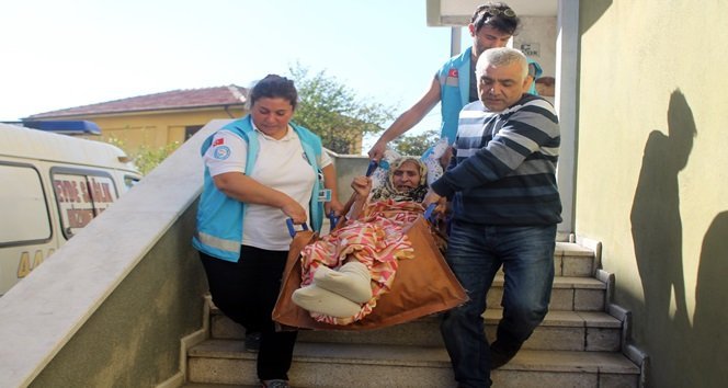 ZONGULDAK’TA, 92 YAŞINDAKİ KADIN, AMBULANSLA OY KULLANMAYA GÖTÜRÜLDÜ. GÖREVLİLERİN YARDIMIYLA OY KULLANMAYA GÖTÜRÜLEN  KADININ OYUNU 91 YAŞINDAKİ EŞİ KULLANDI. (MURAT KÜÇÜK - UFUK DURAK/ZONGULDAK-İHA)