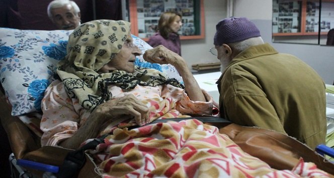 ZONGULDAK’TA, 92 YAŞINDAKİ KADIN, AMBULANSLA OY KULLANMAYA GÖTÜRÜLDÜ. GÖREVLİLERİN YARDIMIYLA OY KULLANMAYA GÖTÜRÜLEN  KADININ OYUNU 91 YAŞINDAKİ EŞİ KULLANDI. (MURAT KÜÇÜK - UFUK DURAK/ZONGULDAK-İHA)