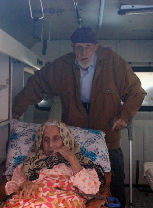 92 YAŞINDAKİ KADIN AMBULANSLA OY KULLANMAYA GÖTÜRÜLDÜ OY KULLANMAYA GÖTÜRÜLEN KADIN, KORKARAK "NEREYE GETİRDİNİZ BENİ" DİYE SORDU