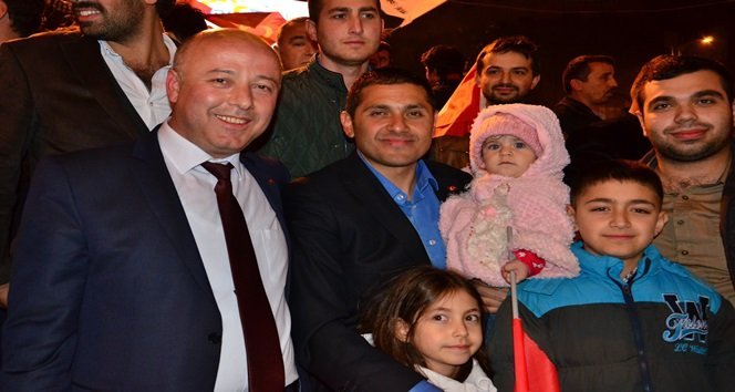 AK PARTİ MERKEZ İLÇE BAŞKANI METİN KARADUMAN (ORTADA), BERABERİNDEKİLER İLE KUTLAMALARA KATILDI (MURAT KÜÇÜK - SERTAÇ ÖZDEMİR/ZONGULDAK-İHA)