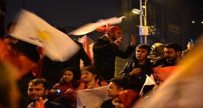 VATANDAŞLAR MADENCİ ANITI ÖNÜNDE SEVİNÇ GÖSTERİLERİNDE BULUNDU (MURAT KÜÇÜK - SERTAÇ ÖZDEMİR/ZONGULDAK-İHA)