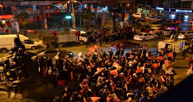 VATANDAŞLAR MADENCİ ANITI ÖNÜNDE SEVİNÇ GÖSTERİLERİNDE BULUNDU (MURAT KÜÇÜK - SERTAÇ ÖZDEMİR/ZONGULDAK-İHA)