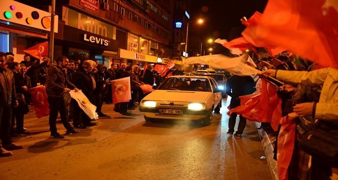 VATANDAŞLAR MADENCİ ANITI ÖNÜNDE SEVİNÇ GÖSTERİLERİNDE BULUNDU (MURAT KÜÇÜK - SERTAÇ ÖZDEMİR/ZONGULDAK-İHA)