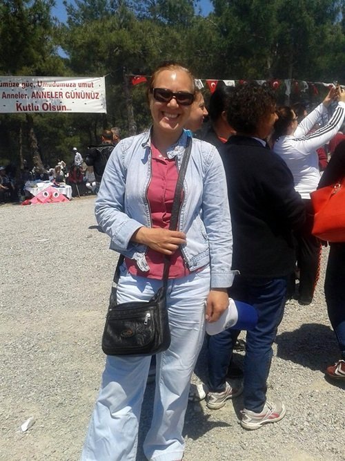 ZONGULDAK’TA ÖZEL BİR ŞİRKETE AİT KÖMÜR YÜKLÜ KAMYON, EVLERİNİN ÖNÜNDE SU DOLDURMAYA GİDEN ANNE KIZIN ÜZERİNE DEVRİLDİ. DEVRİLEN KAMYONUN ALTINDA KALAN 57 YAŞINDAKİ HAVVA CELEP VE 38 YAŞINDAKİ KIZI MÜRÜVVET GÖREN (FOTOĞRAFTAKİ) UZUN UĞRAŞLAR SONUCU KAMYONUN ALTINDAN ÇIKARTILDI ANCAK HASTANEDEKİ TÜM MÜDAHALELERE RAĞMEN KURTARILAMADI. (MURAT KÜÇÜK - SERTAÇ ÖZDEMİR/ZONGULDAK-İHA)