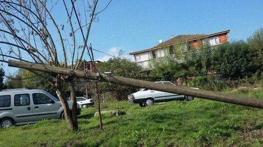 ÇAYCUMA’DA YIKILAN TELEFON DİREĞİ TADİLAT BEKLİYOR