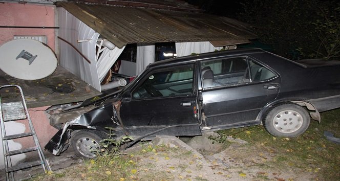 DİREKSİYON HAKİMİYETİNİ KAYBEDEN KADIN SÜRÜCÜ BAHÇE KAPISINI KIRARAK EVİN BALKONUNA DALDI