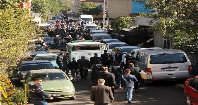 ZONGULDAK’IN KİLİMLİ İLÇESİNE BAĞLI ÇATALAĞZI BELDESİNDE BİR TERMİK SANTRAL ŞİRKETİNE AİT KÖMÜR YÜKLÜ KAMYONUN ÜZERLERİNE DEVRİLMESİ SONUCU HAYATINI KAYBEDEN 58 YAŞINDAKİ HAVVA CELEB VE 38 YAŞINDAKİ KIZI MÜRVET CELEB GÖREN, YAN YANA SON YOLCULUKLARINA UĞURLANDI. (MURAT KÜÇÜK - UFUK DURAK/ZONGULDAK-İHA)
