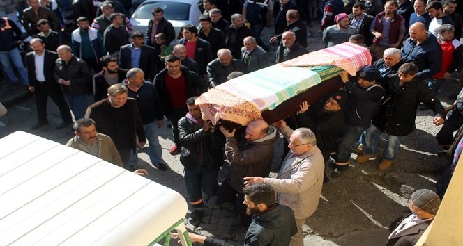 ZONGULDAK’IN KİLİMLİ İLÇESİNE BAĞLI ÇATALAĞZI BELDESİNDE BİR TERMİK SANTRAL ŞİRKETİNE AİT KÖMÜR YÜKLÜ KAMYONUN ÜZERLERİNE DEVRİLMESİ SONUCU HAYATINI KAYBEDEN 58 YAŞINDAKİ HAVVA CELEB VE 38 YAŞINDAKİ KIZI MÜRVET CELEB GÖREN, YAN YANA SON YOLCULUKLARINA UĞURLANDI. (MURAT KÜÇÜK - UFUK DURAK/ZONGULDAK-İHA)