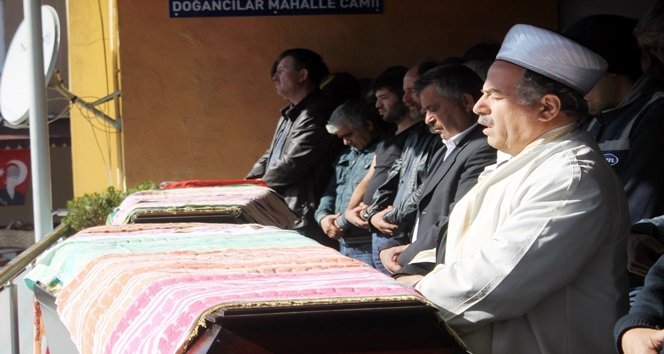 ZONGULDAK’IN KİLİMLİ İLÇESİNE BAĞLI ÇATALAĞZI BELDESİNDE BİR TERMİK SANTRAL ŞİRKETİNE AİT KÖMÜR YÜKLÜ KAMYONUN ÜZERLERİNE DEVRİLMESİ SONUCU HAYATINI KAYBEDEN 58 YAŞINDAKİ HAVVA CELEB VE 38 YAŞINDAKİ KIZI MÜRVET CELEB GÖREN, YAN YANA SON YOLCULUKLARINA UĞURLANDI. (MURAT KÜÇÜK - UFUK DURAK/ZONGULDAK-İHA)