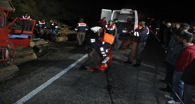 BARTIN’IN ULUS İLÇESİNDE MEYDANA GELEN KAZADA, FRENİ PATLAYAN TOMRUK YÜKLÜ KAMYONUN KASASINDA BULUNAN 2 KİŞİ FECİ ŞEKİLDE CAN VERİRKEN, 4 KİŞİDE YARALANDI. (AKİF YAMAN - SERKAN ARAT/BARTIN-İHA)