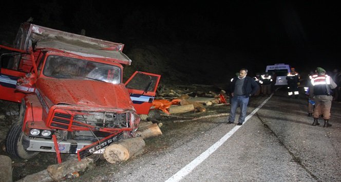 BARTIN’IN ULUS İLÇESİNDE MEYDANA GELEN KAZADA, FRENİ PATLAYAN TOMRUK YÜKLÜ KAMYONUN KASASINDA BULUNAN 2 KİŞİ FECİ ŞEKİLDE CAN VERİRKEN, 4 KİŞİDE YARALANDI. (AKİF YAMAN - SERKAN ARAT/BARTIN-İHA)