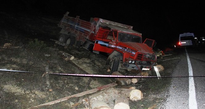 BARTIN’IN ULUS İLÇESİNDE MEYDANA GELEN KAZADA, FRENİ PATLAYAN TOMRUK YÜKLÜ KAMYONUN KASASINDA BULUNAN 2 KİŞİ FECİ ŞEKİLDE CAN VERİRKEN, 4 KİŞİDE YARALANDI. (AKİF YAMAN - SERKAN ARAT/BARTIN-İHA)