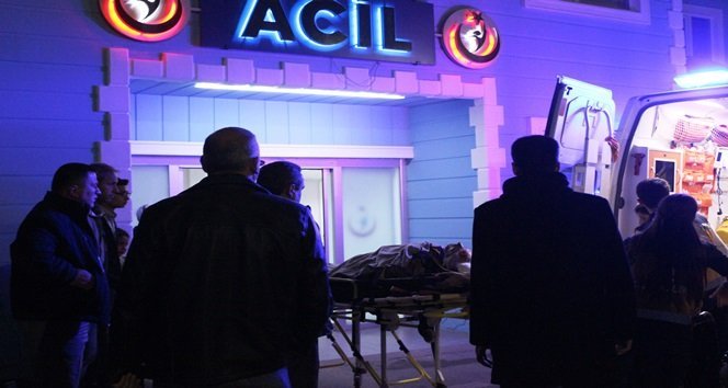 BARTIN’IN ULUS İLÇESİNDE MEYDANA GELEN KAZADA, FRENİ PATLAYAN TOMRUK YÜKLÜ KAMYONUN KASASINDA BULUNAN 2 KİŞİ FECİ ŞEKİLDE CAN VERİRKEN, 4 KİŞİDE YARALANDI. (AKİF YAMAN - SERKAN ARAT/BARTIN-İHA)