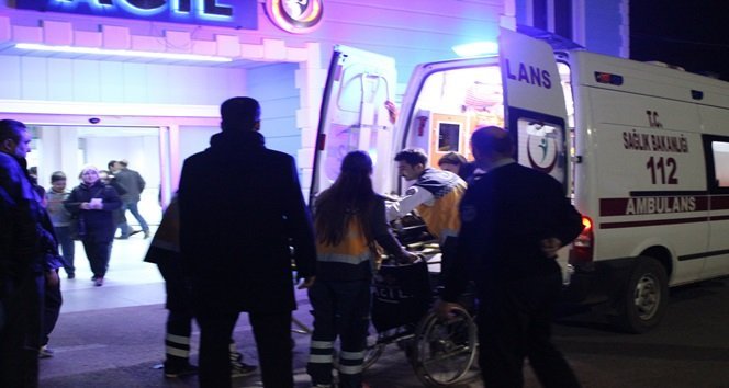BARTIN’IN ULUS İLÇESİNDE MEYDANA GELEN KAZADA, FRENİ PATLAYAN TOMRUK YÜKLÜ KAMYONUN KASASINDA BULUNAN 2 KİŞİ FECİ ŞEKİLDE CAN VERİRKEN, 4 KİŞİDE YARALANDI. (AKİF YAMAN - SERKAN ARAT/BARTIN-İHA)
