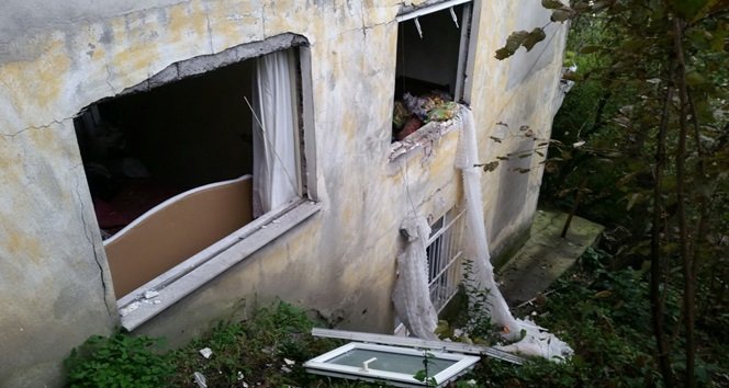 ZONGULDAK’TA BİR EVDE SOBA PATLADI. FACİANIN YAŞANDIĞI EV HARABEYE DÖNDÜ. (ONUR ALTINDAĞ - SERTAÇ ÖZDEMİR/ZONGULDAK-İHA)