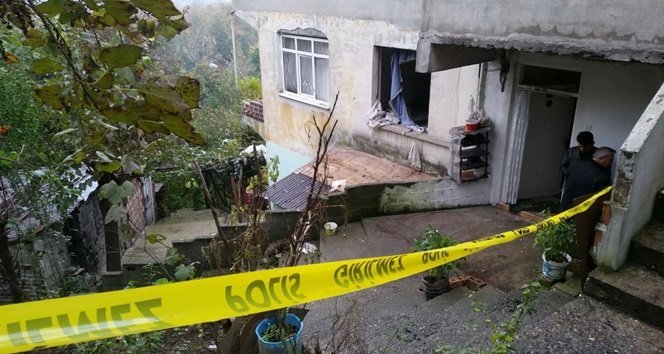 ZONGULDAK’TA BİR EVDE SOBA PATLADI. FACİANIN YAŞANDIĞI EV HARABEYE DÖNDÜ. (ONUR ALTINDAĞ - SERTAÇ ÖZDEMİR/ZONGULDAK-İHA)