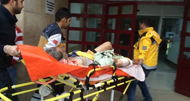 ZONGULDAK’TA BİR EVDE SOBA PATLADI. FACİANIN YAŞANDIĞI EV HARABEYE DÖNERKEN, İLAÇ İÇMEK ÜZERE ODADA BULUNAN SÜLEYMAN B., İSABET EDEN CAM PARÇALARI SEBEBİYLE AYAKLARINDAN YARALANDI. (ONUR ALTINDAĞ - SERTAÇ ÖZDEMİR/ZONGULDAK-İHA)
